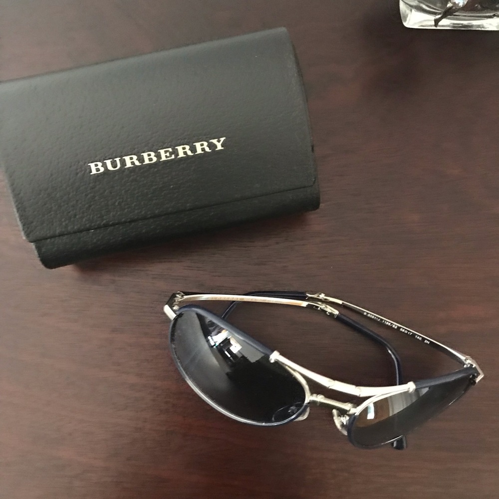 Authentic Burberry Aviator Foldable Sunglasses - Picture 3 of 5